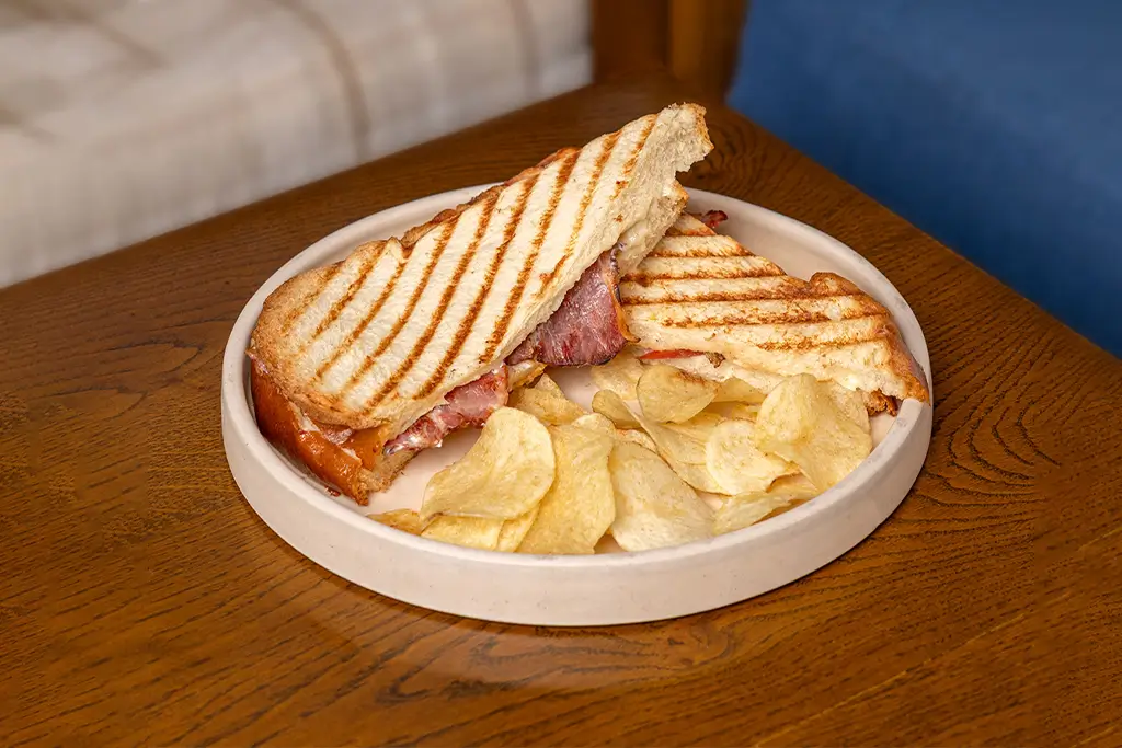 ساندوتش بيض وبيكن