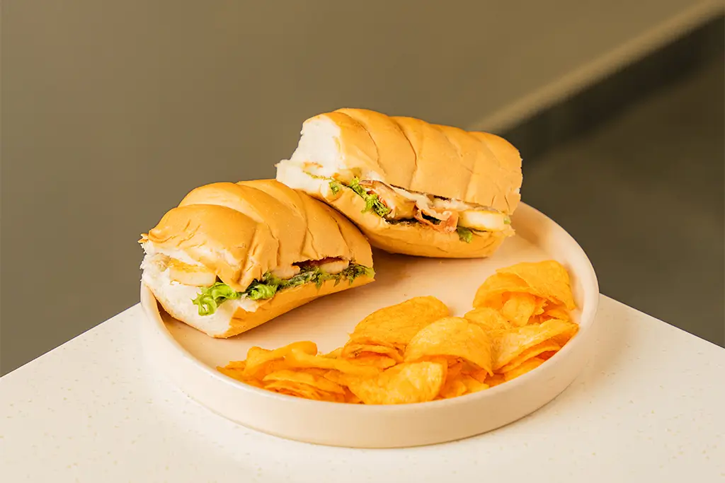 ساندوتش حلوم و بيستو